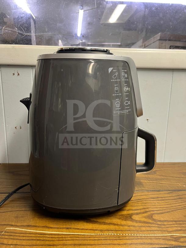 Ninja AF161 Air Fryer Max XL in black, gently used. Features temperature and time settings on side panel.