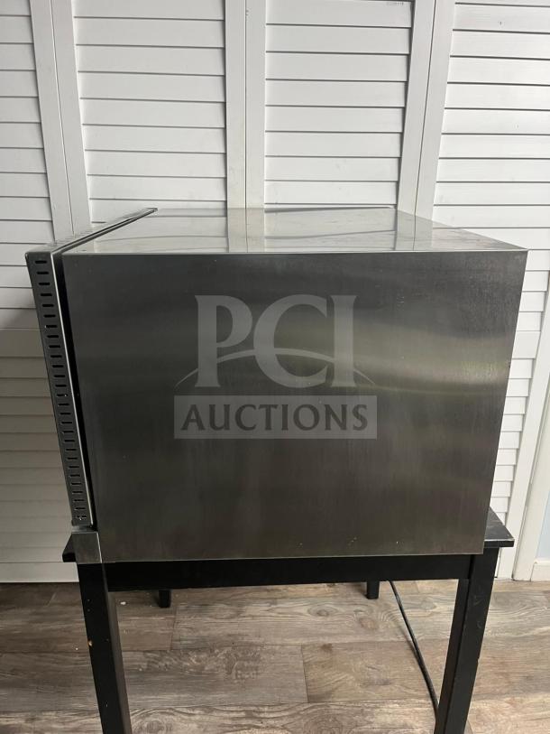Avantco CO-38M full-size countertop convection oven, stainless steel exterior, 4.4 cu. ft., 208/240V, excellent condition.