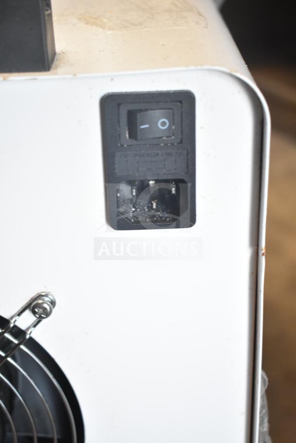 Wolen CW-5200 Industrial Water Chiller, 6L capacity, power switch visible. Used condition with handling marks.