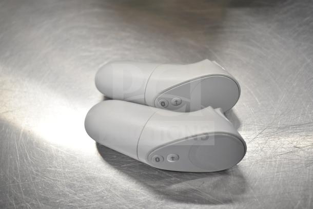 Pair of white VR controllers for Oculus MH-A64 headset, in excellent condition, showing control buttons.