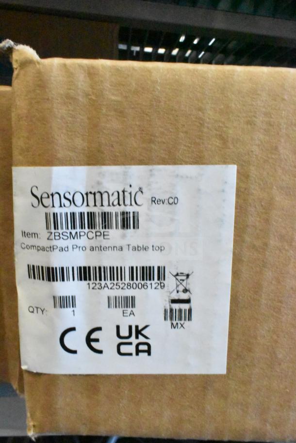 Box with Sensormatic ZBSMPCPE Compact Pad PRO Tabletop Antenna label, Rev: C0, CE and UKCA marked, quantity 1.