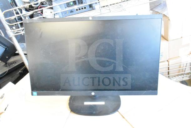 5 various monitors including HP, Onn ONA18HO015 21.5", Dell E2414Ht, IBM, in used condition. écran visible.