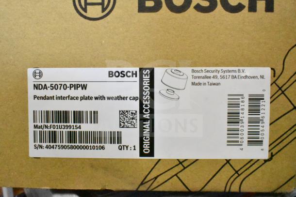Box label for Bosch NDA-5070-PIPW pendant interface plate with weather cap, includes product details and barcode.