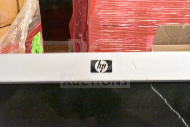 Auction bundle of 25 monitors, including HP, Samsung, and Dell models. Visible HP branding on monitor bezel.