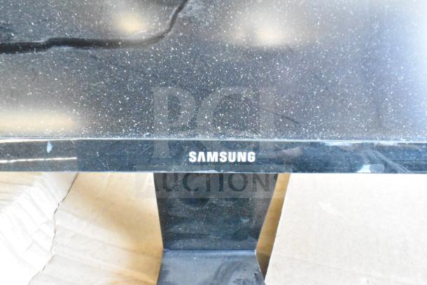 Samsung monitor with visible screen dust, part of an auction lot of 25 items including HP and Dell monitors.