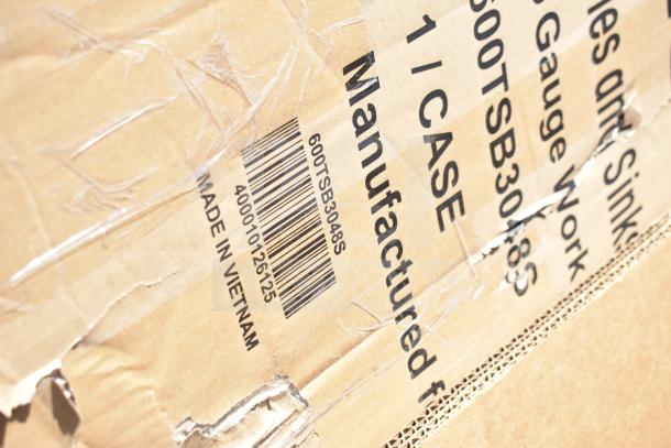 Cardboard box with barcode 400010126125, marked 600TSB3048S, made in Vietnam. Contains ServIt model 423HDM26SA items.