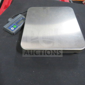 Mettler Toledo scale, max 240oz capacity. Stainless steel platform with digital display. Lightly used condition.