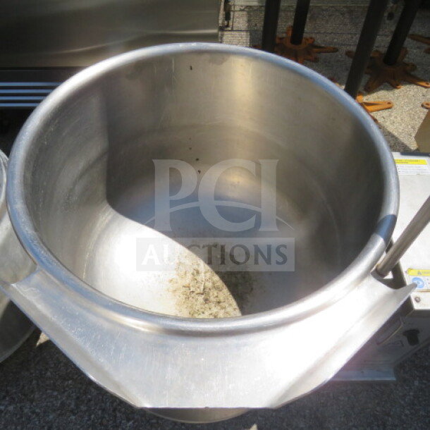 Cleveland Model KET12T countertop tilt kettle, 26x21x26 inches, stainless steel, 200-208 volts, used condition.