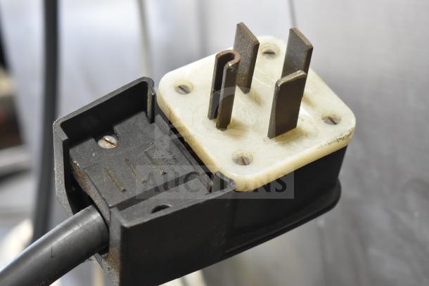 Desmon GBF-20GN1/1HNTS-R-ETL Blast Chiller power plug, 208-220V, 1 Phase, black and white connector, robust condition.