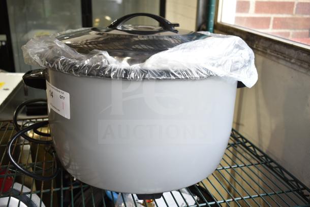 Avantco 177RCB90 90 Cup Electric Rice Cooker, new with scratch and dent. Features 240V, 1 phase.