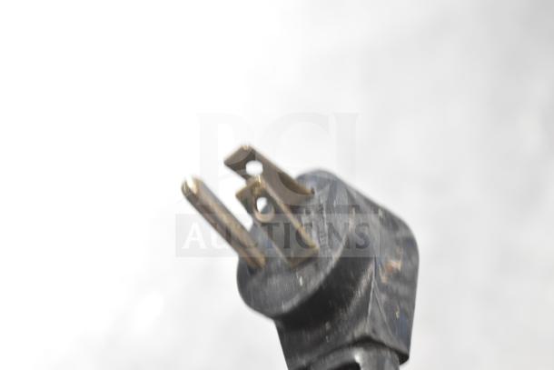 Delfield 4472N-18M power plug, 115 Volts, 1 phase.