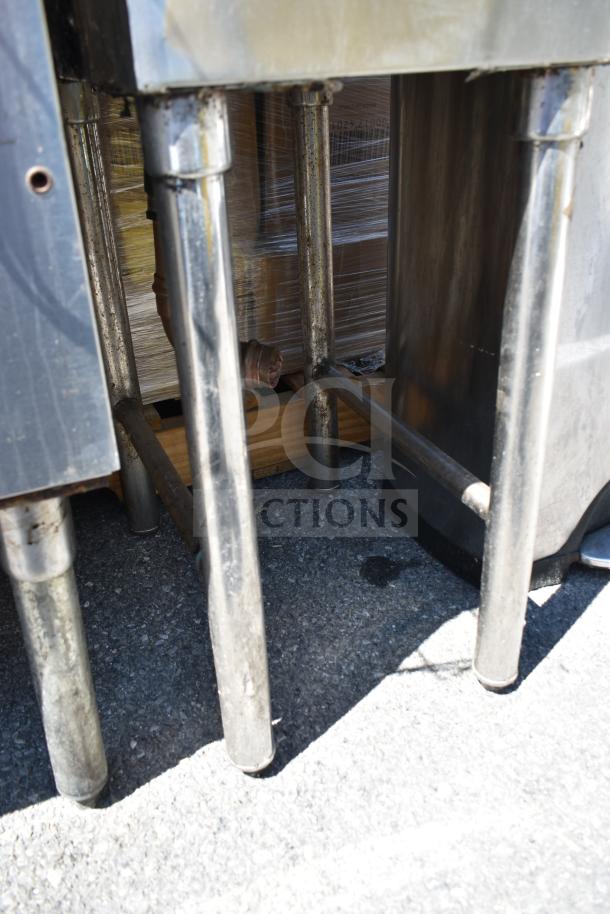 Stainless steel commercial single bay sink with sturdy legs, in good condition. Ideal for restaurant use.