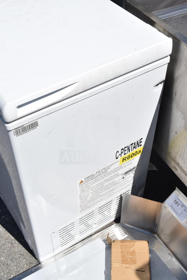 Hotpoint HHM5SMWW Chest Freezer, 115 Volts, 1 Phase, white. Features warning label, C-Pentane R600a refrigerant.