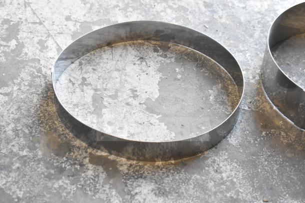 Metal round collar with polished finish, part of a 12-item lot. Slight surface wear, suitable for various applications.