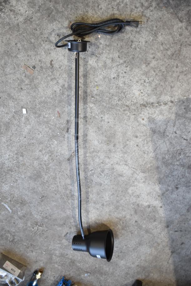 Brand new Avantco HL39BK 39" black single arm bulb warmer with flexible heat lamp, 120V, 250W, slight scratch and dent.