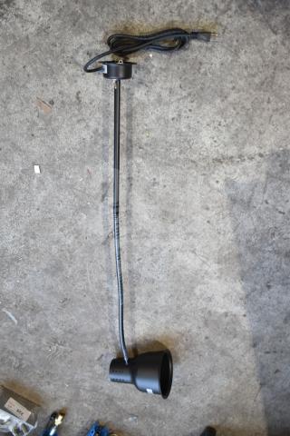 Brand new Avantco HL39BK 39" black single arm bulb warmer with flexible heat lamp, 120V, 250W, slight scratch and dent.
