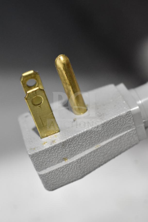 Close-up of a power plug for a 2017 True GDM-72-HC commercial cooler, 115 volts, tested and working condition.