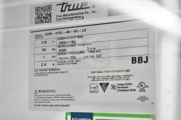 True GDM-41SL-48-HC-LD cooler label shows model, compressor details, refrigerant (R290), and warning. Energy verified.