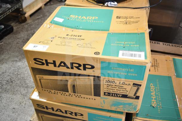 Brand new Hamilton Beach MS8436127995-01 countertop microwave oven, 120V, 1 Phase, in box with scratches and dents.