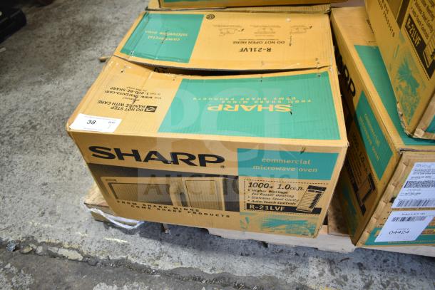 Brand new 2025 Hamilton Beach MS8436127995-01 countertop microwave, 120 volts, 1 phase, visible box damage.