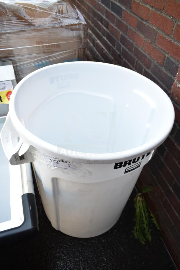 BRAND NEW SCRATCH AND DENT! Brute Rubbermaid 690FG2632WH 32 Gallon White Round Trash Can - Image 1 of 4