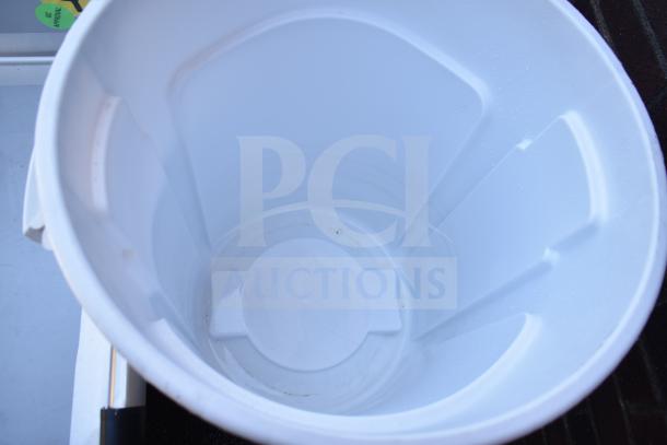 BRAND NEW SCRATCH AND DENT! Brute Rubbermaid 690FG2632WH 32 Gallon white trash can, round, visible inside.