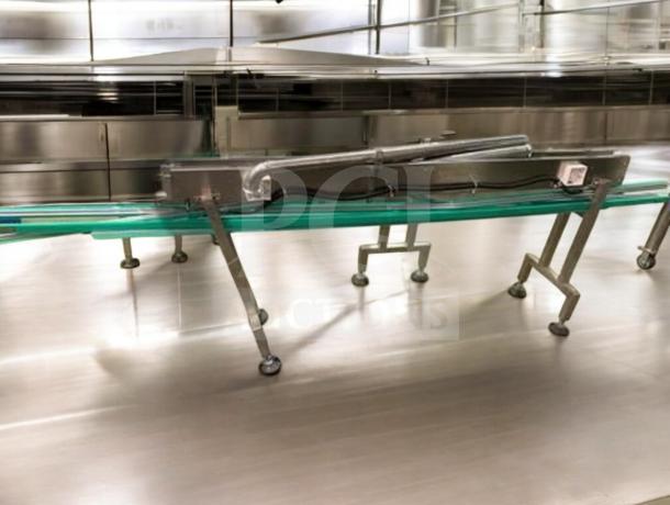 Industrial stainless steel bottle conveyor system, adjustable speed, premium condition, fully tested, model CONV-L-LINE-0427.