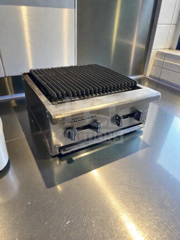 Outstanding condition 4-burner gas charbroiler in heavy-duty stainless steel. Fully tested and operational. Model CHAR-M-GAS-0543.