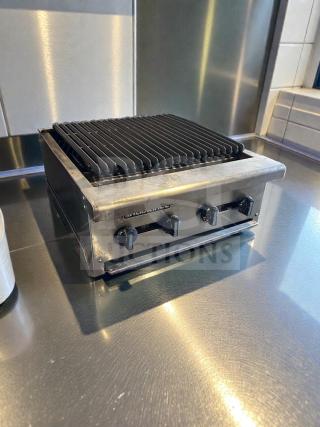 Outstanding condition 4-burner gas charbroiler in heavy-duty stainless steel. Fully tested and operational. Model CHAR-M-GAS-0543.