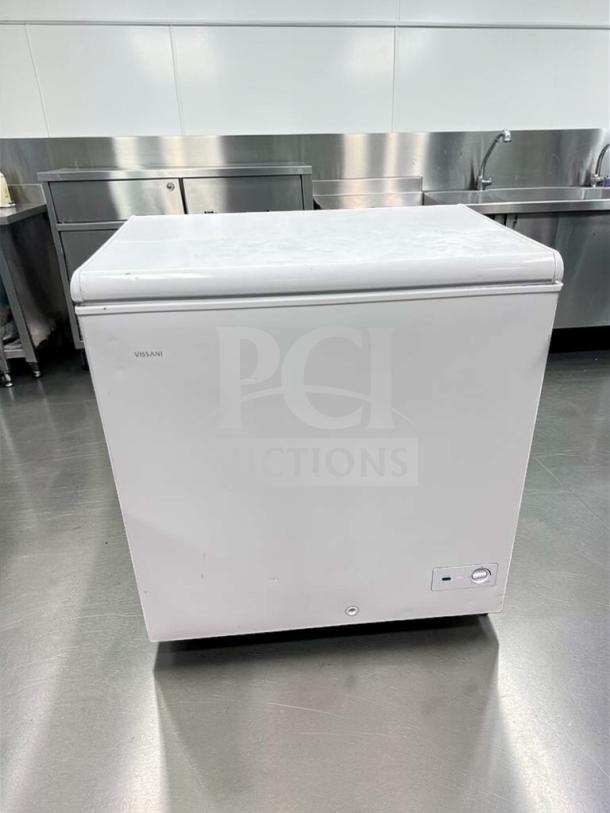 Vissani DCM7QRBWW commercial chest freezer, 7 Cu. Ft., 115V, UL Listed, excellent condition, fully tested and operational.