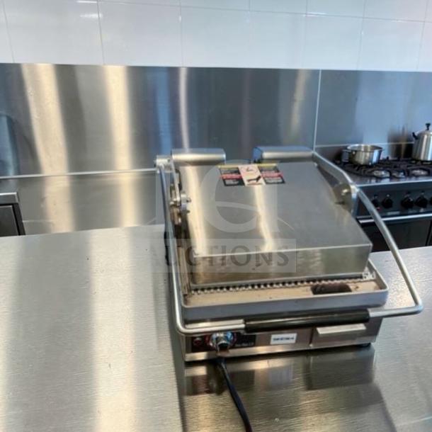 Star PGT14IE Panini Press in outstanding condition with cast iron grooved plates, heavy-duty, fully tested, 240V.