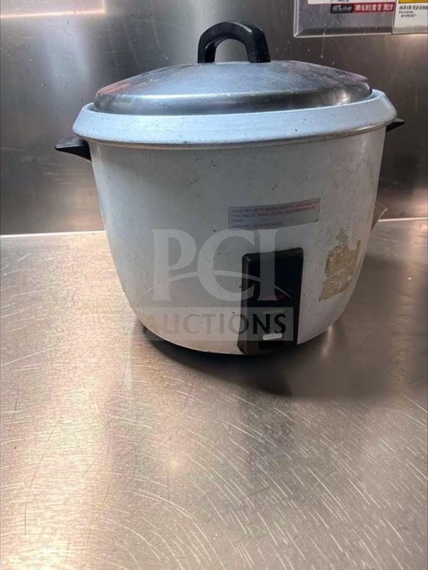 Thunder Group SEJ-50000 commercial rice cooker, large capacity, 120V. NSF & UL listed. Some exterior wear. Fully tested.