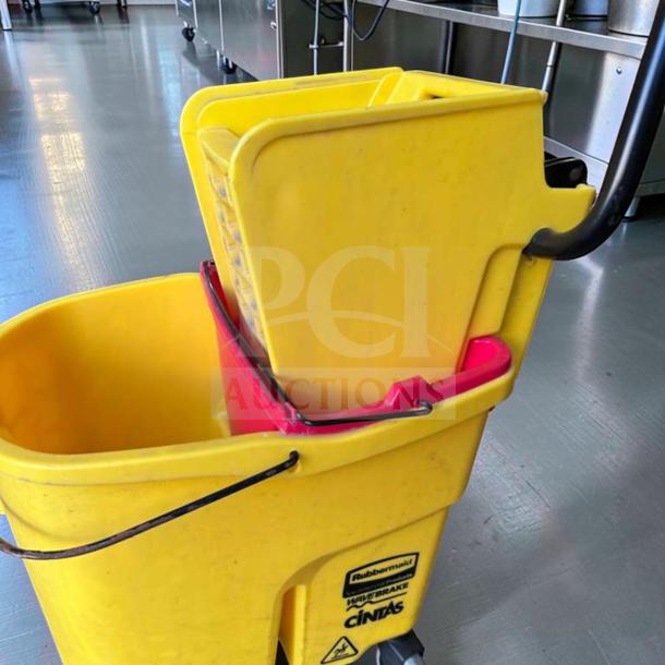 Rubbermaid WaveBrake 35 Qt. mop bucket with side press wringer, dirty water separator, superb condition, operational.