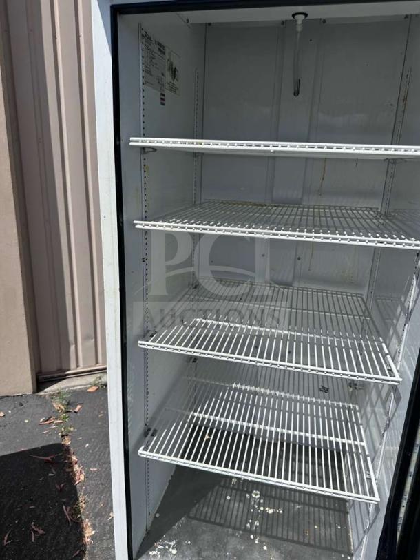 True GDM-23-HC merchandiser, outstanding condition, 27" single section, glass door, black, LED lighting, 115V, fully operational.