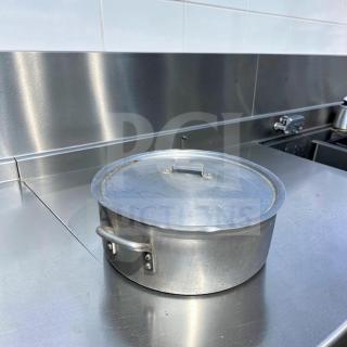 Heavy-duty aluminum stock pot with lid, large capacity, excellent condition, fully inspected, Generic Commercial.