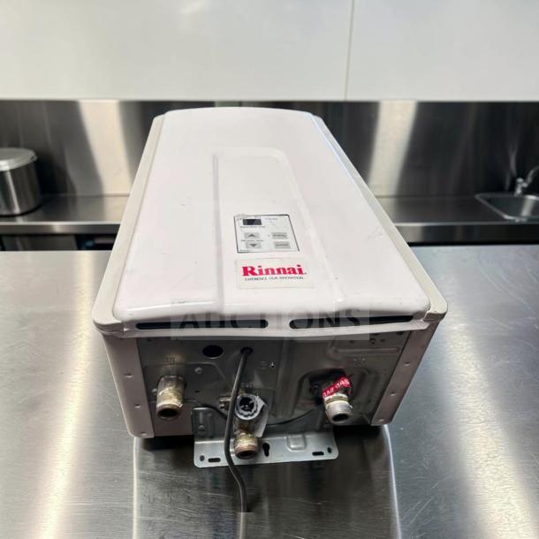 Rinnai V75iN Tankless Water Heater, 7.5 GPM, 180,000 BTU, natural gas, indoor, high efficiency, white unit, excellent condition.
