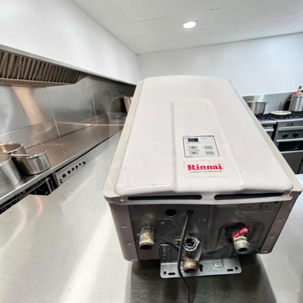 Rinnai V75iN Tankless Water Heater, 7.5 GPM, 180,000 BTU, indoor, natural gas, top-tier condition, fully tested, model RIN-M-TWH-0901.