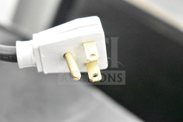 White power plug for True GDM-41SL-54-HC-LD cooler, compatible with 115 volts, 1 phase.