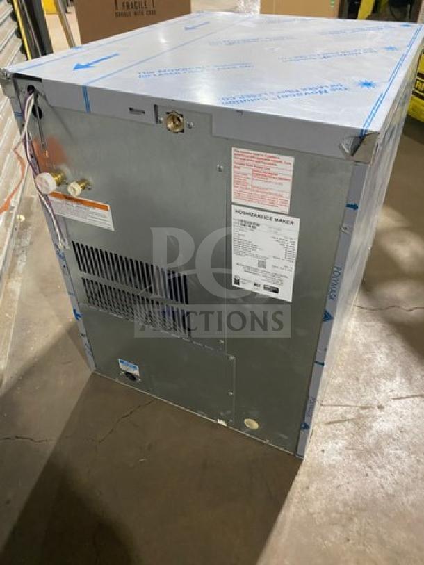 NEW Hoshizaki Ice Maker, Model KM520MRJ, 115V 1 Phase, serial L00706D. Silver finish, labels indicate specifications.