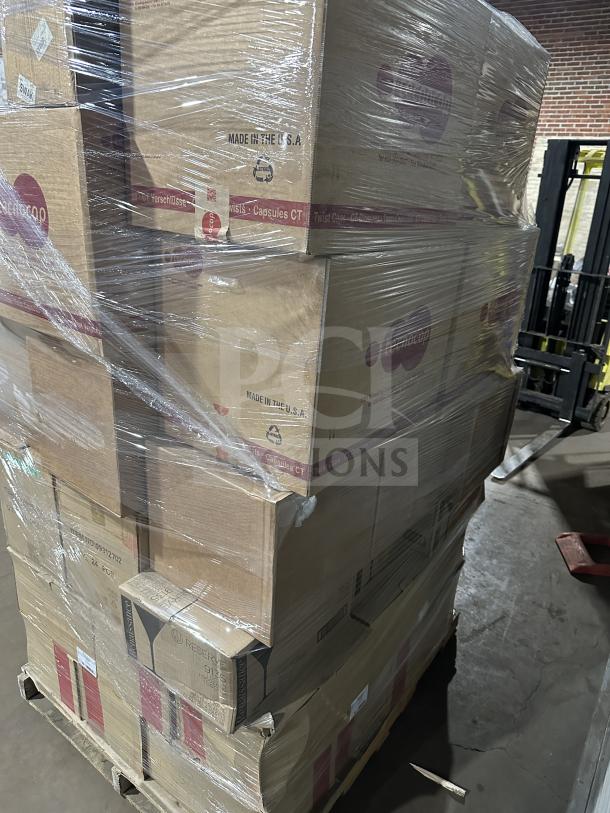 Mixed pallet with 9 boxes of Hudson plates, Ichendorf Venezia water glasses, wine glasses, York spoonhead, Costa Nova shell bowls, and Serax items, shrink-wrapped, new condition.
