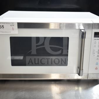 Hamilton Beach HB8436193153-02 countertop microwave oven, white, stainless steel accents, missing plate, 120 volts.
