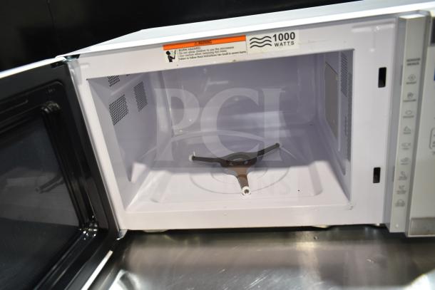 Hamilton Beach HB8436193153-02 Countertop Microwave Oven, no plate, 1000 watts, 120 volts, interior view, open door.