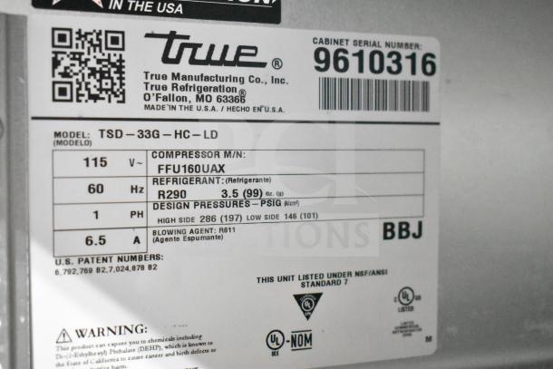 2019 True TSD-33G-HC-LD cooler label, 115V, 1 phase. Shows model, refrigerant R290, design pressures, and safety warnings.