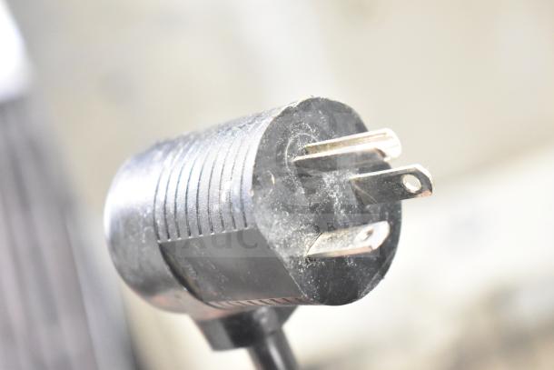 Close-up of a three-prong plug for the Follett 25CT400A Symphony Ice Machine, 115 volts, 1 phase.