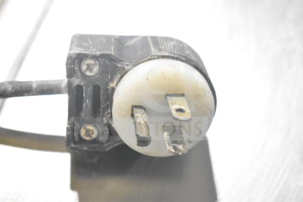 Hobart Quantum Commercial Countertop Food Portioning Scale plug, close-up, showing wear; 120V, 1 Phase.