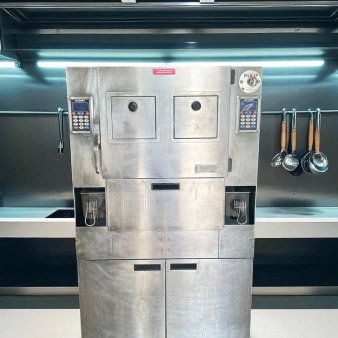 AutoFry MTI-40E ventless fryer, 6-gallon capacity, double basket, mobile, 208/240V, excellent condition, fully operational.