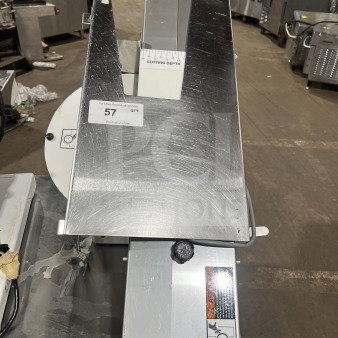 Dutchess M270 commercial countertop bun dough divider in good condition. Features include cutting depth guide and stainless steel finish. Model: M-270 SN: 1447/070816.
