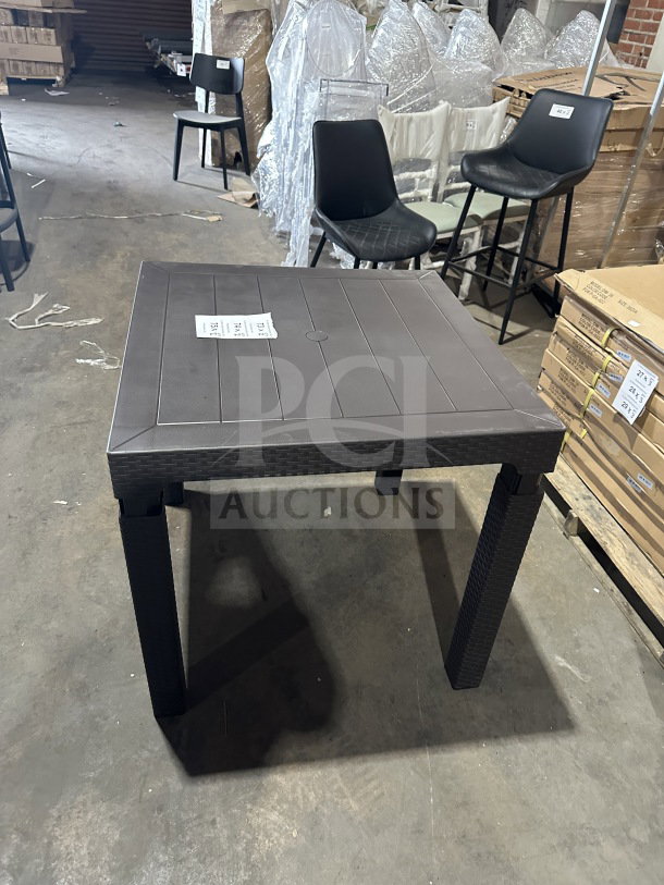 Brand new Rainbow Arizona Masa dark brown 80x80 rattan table. Heavy-duty polypropylene, pristine condition.