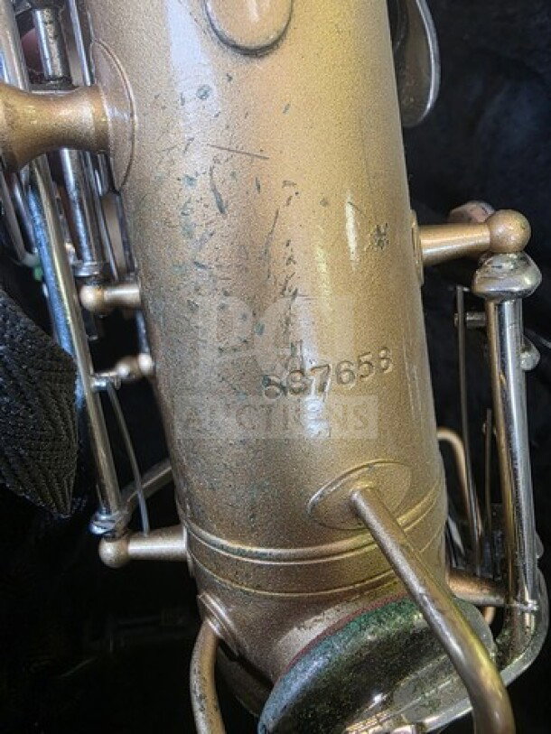 Vintage Selmer Bundy alto saxophone, student model. Brass finish with visible wear. Serial number: 587658. Sold as is.