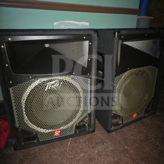 Lot of 2 Peavey SP5 PA speakers, robust design, black, visible wear, Peavey logo on grille, sold as is.